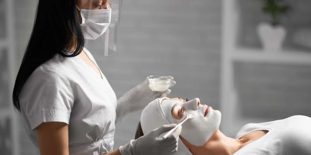 Botox vs. Fillers: What Dubai’s Best Dermatologists Recommend